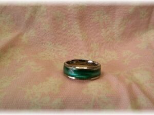 Steel, resin, green glitter – Size 9