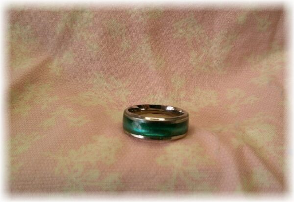 Steel, resin, green glitter – Size 9